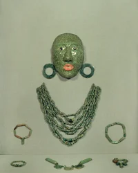 Calakmul-Begräbnismaske mit Kragen und Ohrringen, Halbinsel Yucatan, Mexiko Späte Klassik (600-900 n. Chr.)